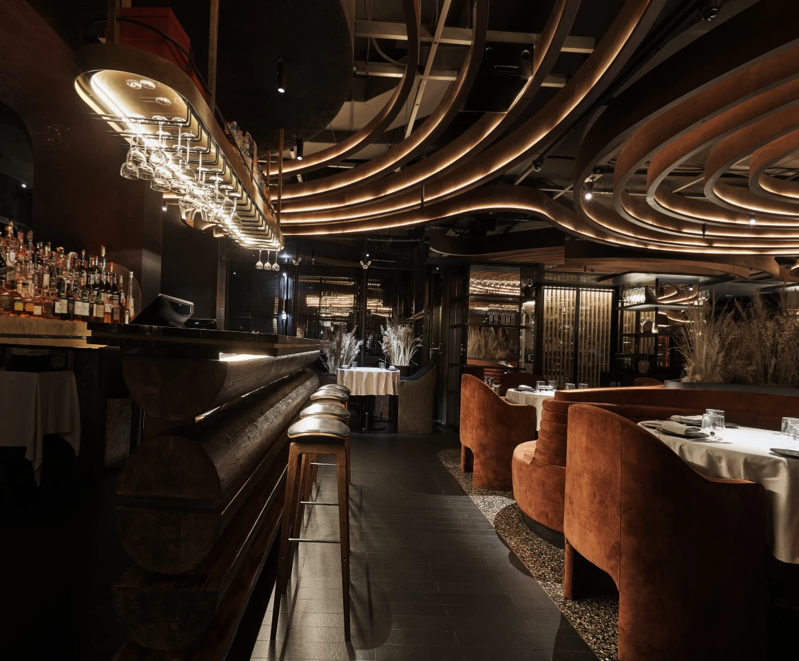 Interior restaurante Leña en Madrid diseñado por Sixfold