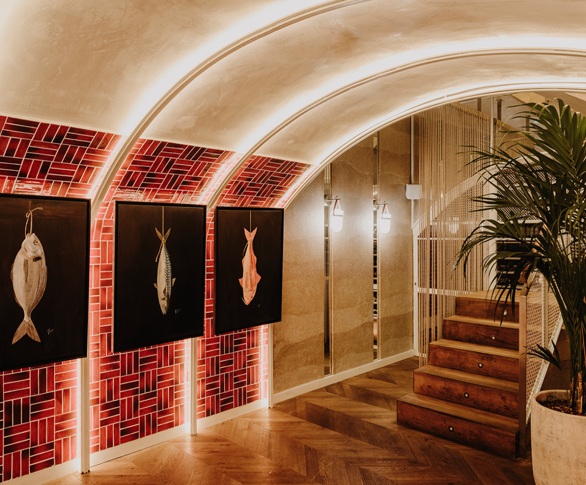 Diseño del acceso al restaurante Lobito de Mar en Madrid con la organización de obra de Sixfold