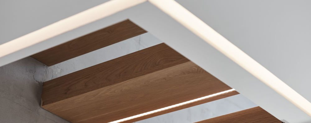 Escaleras retroiluminadas de Villa Cristina en Benahavís, proyecto de Sixfold